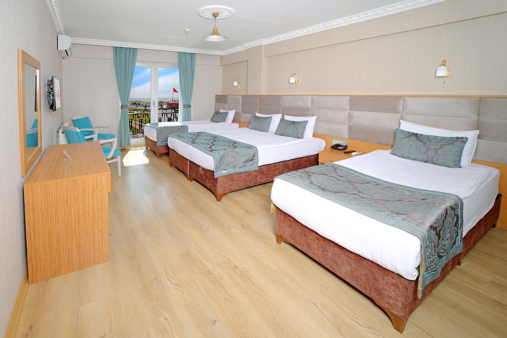 Deluxe Triple Room photo 1