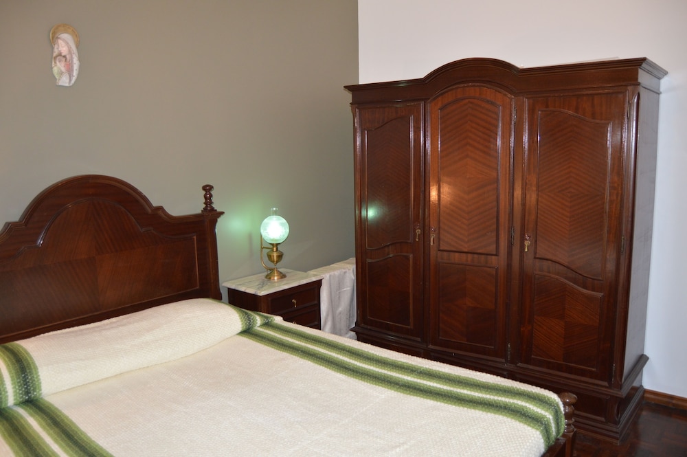 Deluxe Double Room, 1 Queen Bed, Shared Bathroom photo 1