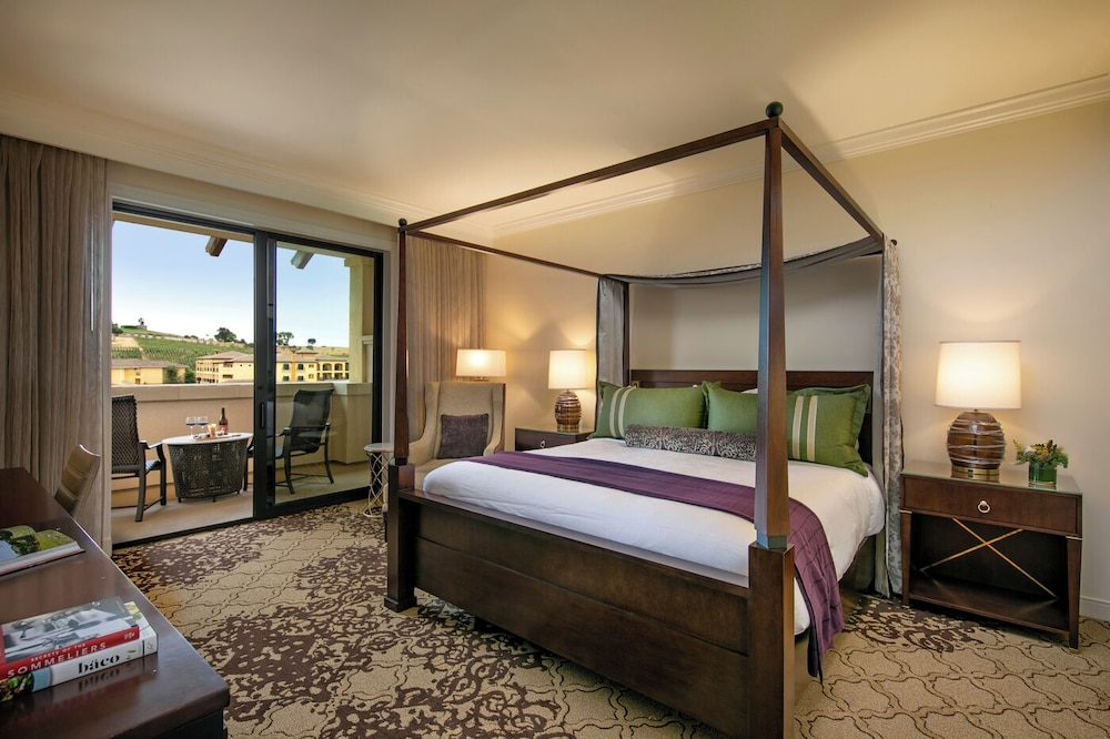 Signature Suite, 1 Bedroom - Photo 3