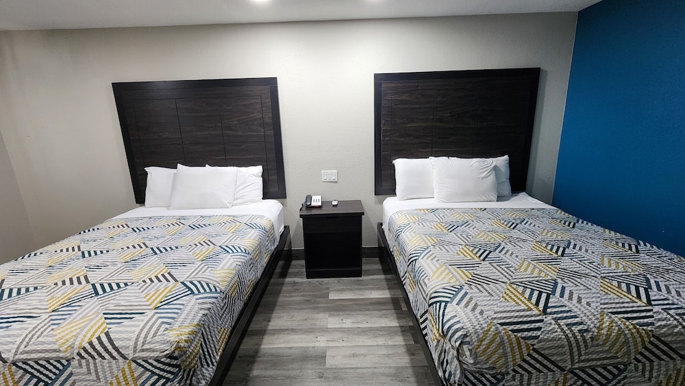 Room, 2 Queen Beds, Smoking - Photo 4