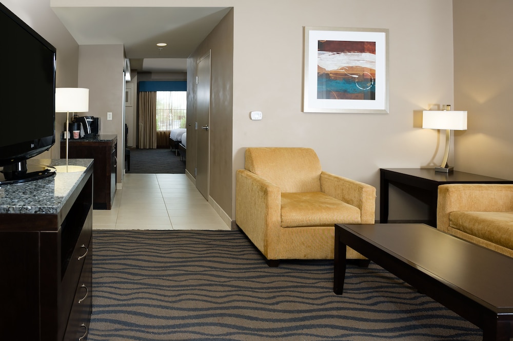 Junior Suite, 2 Queen Beds, Accessible (Roll-In Shower) - Photo 2