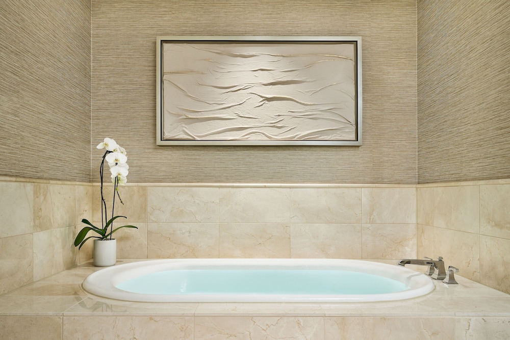 Executive Suite, 1 Bedroom, City View - Photo 3