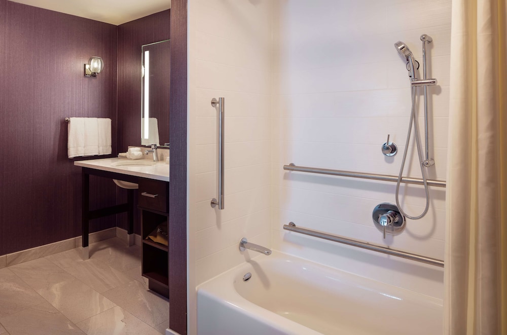 Suite, 2 Queen Beds, Accessible, Bathtub photo 2
