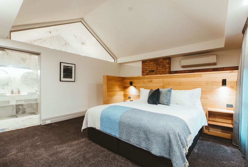 Deluxe Studio Suite, 2 Bedrooms thumbnail 6