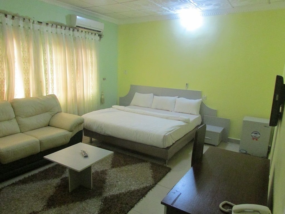 Business Suite, 1 King Bed, Non Smoking photo 3