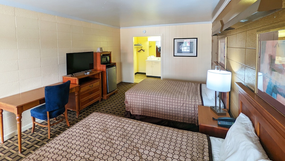 Room, 2 Double Beds, Non Smoking, Refrigerator & Microwave (2 Double Beds Nonsmoking)