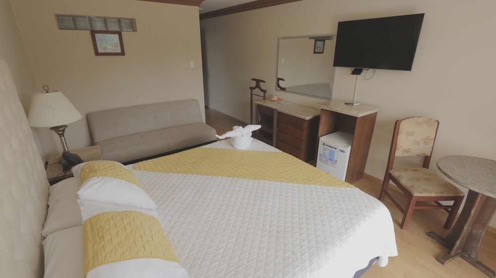 Premium Room, 1 King Bed, Pool View photo 2