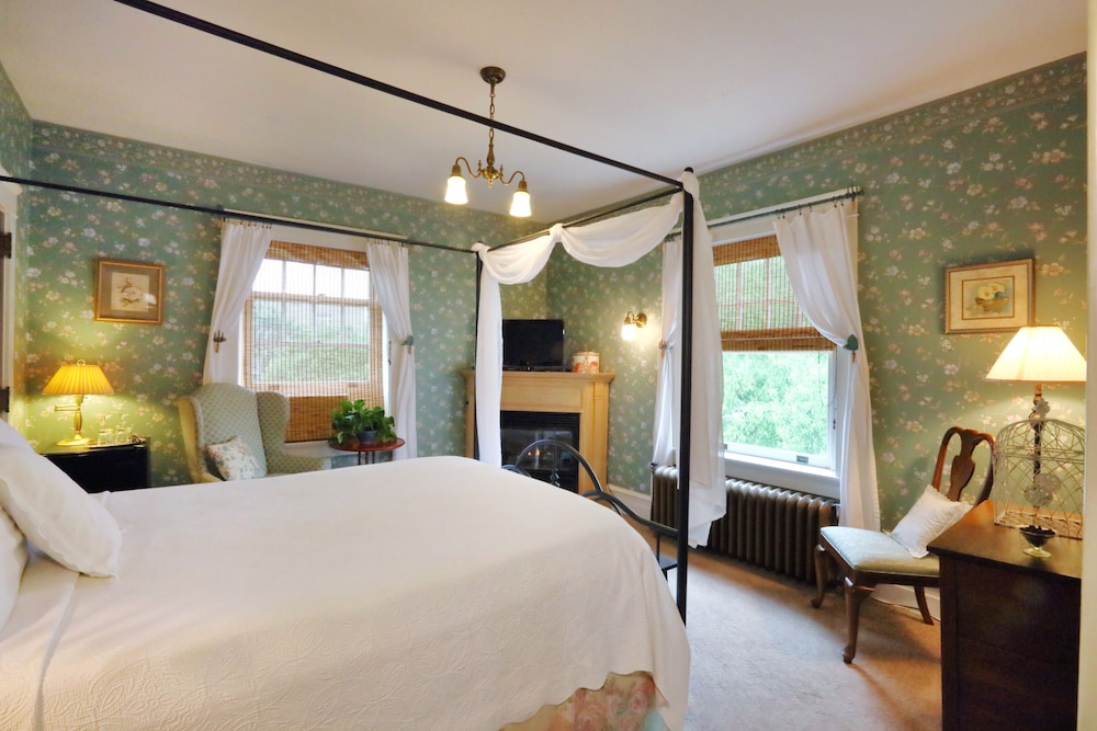 Deluxe Room, 1 Queen Bed, Jetted Tub, Garden View (Elizabeth Anne) photo 1