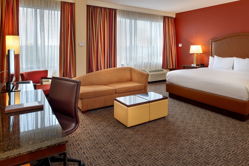 Junior Suite, 1 King Bed, Non Smoking photo 2