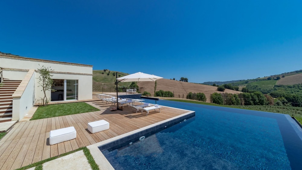 Villa photo 3
