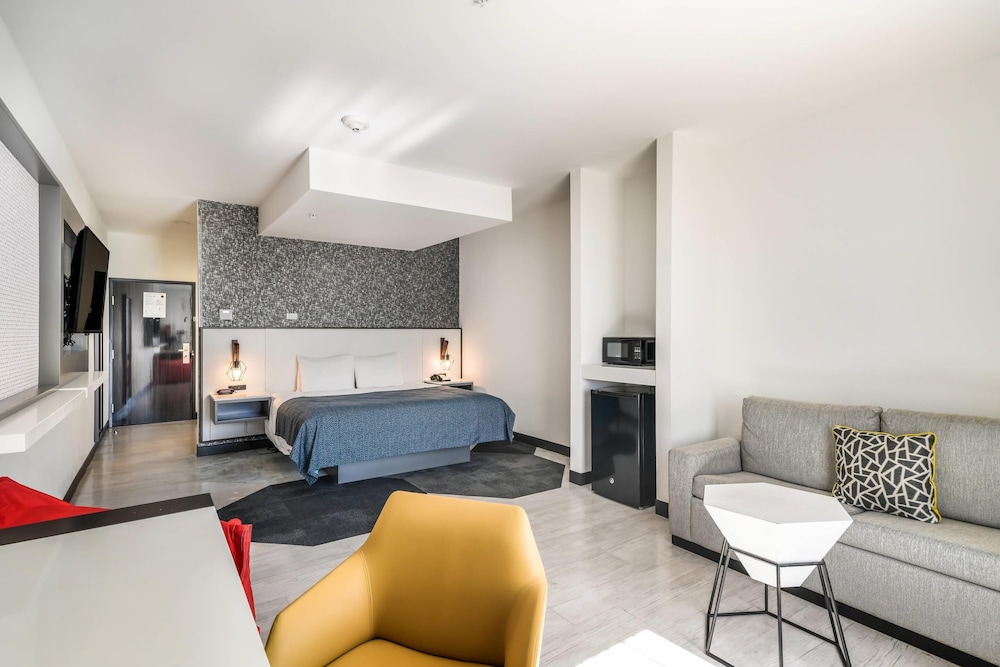Standard Room, 1 King Bed, Non Smoking photo 2