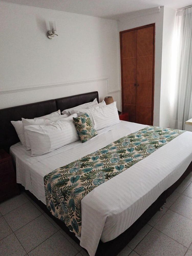 Deluxe Room, 1 King Bed - Photo 3
