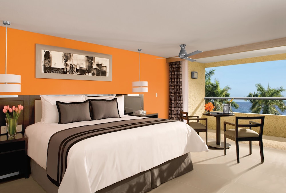 Deluxe Room, 1 King Bed, Partial Ocean View - Photo 1