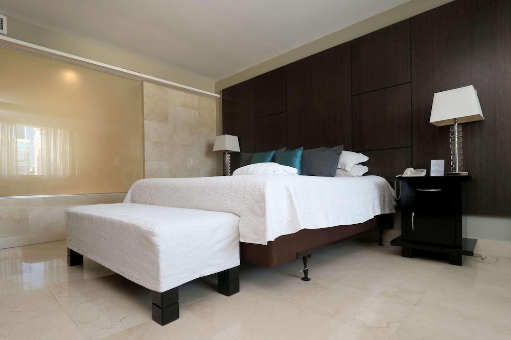1 King Bed, 1 Bedroom Suite - Photo 3