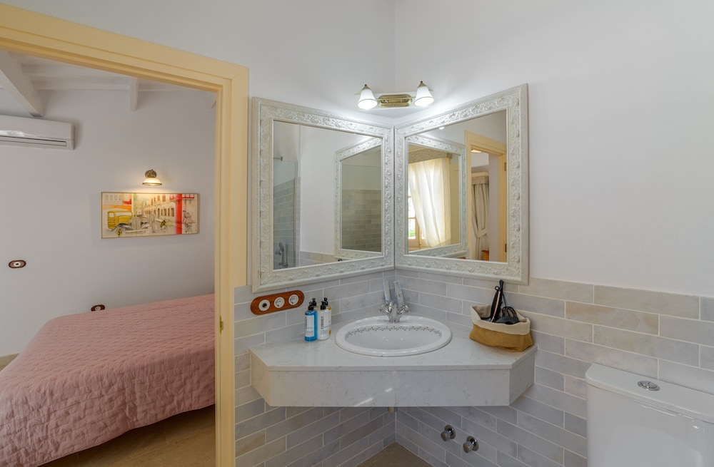 Deluxe Double or Twin Room - Photo 9