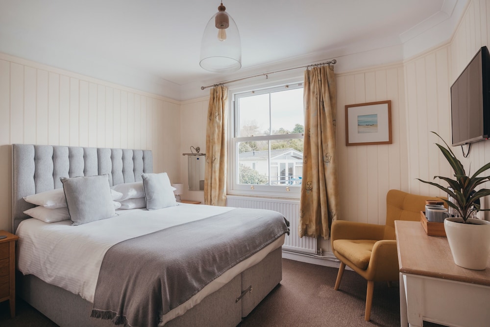 Classic Double Room, Ensuite, Partial Sea View (1st Floor)
