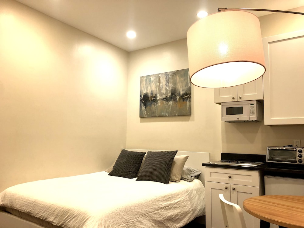 Standard Studio, 1 Queen Bed, Kitchenette photo 2