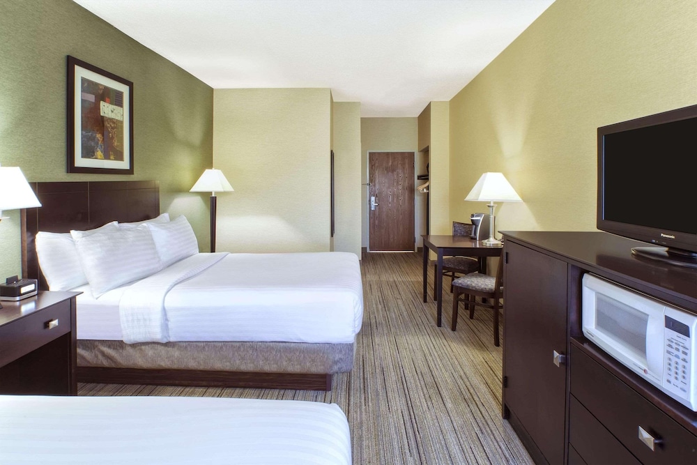 Room, 2 Double Beds, Non Smoking - Photo 1