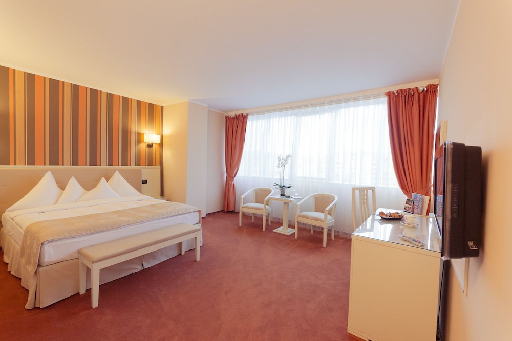 Double or Twin Room - Photo 9