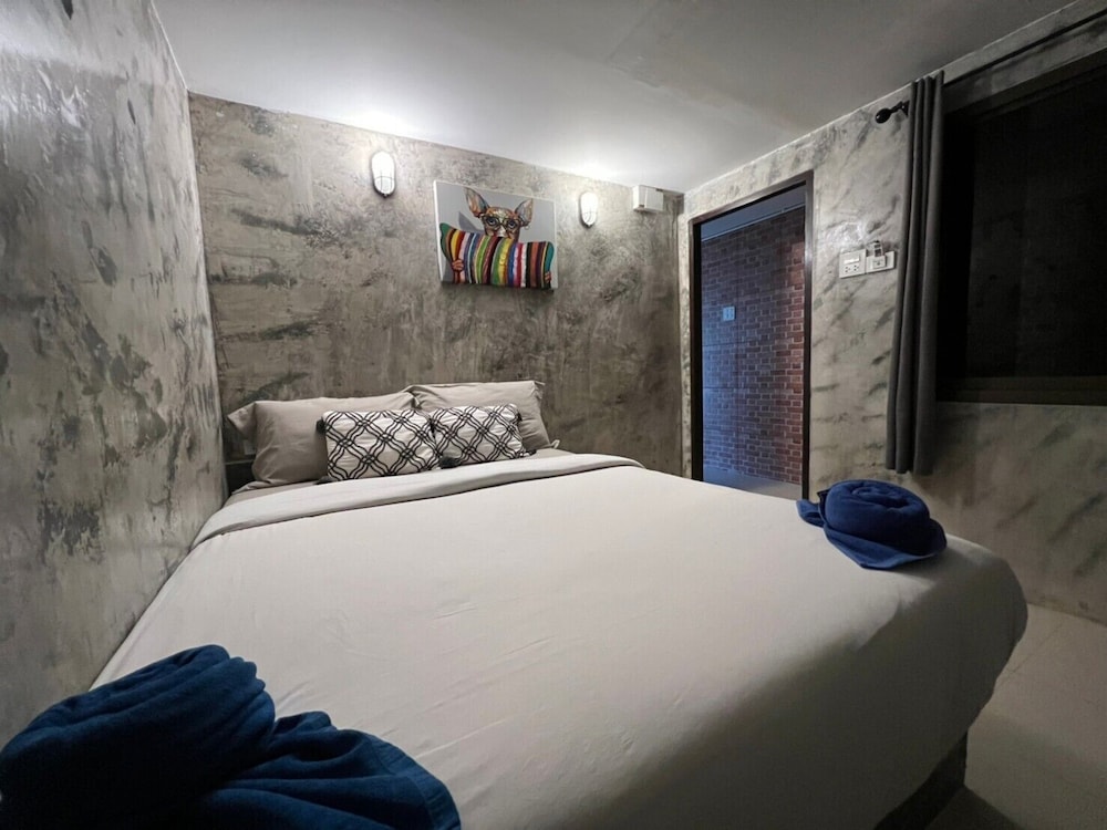 Basic Room, 1 Queen Bed - Photo 11