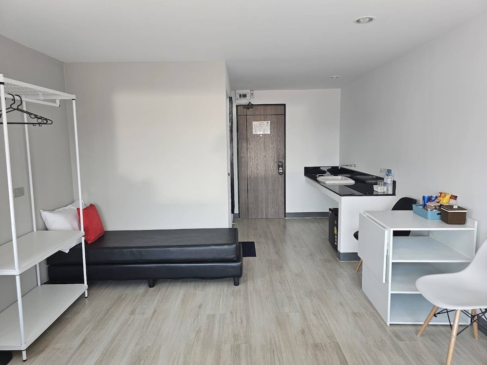 Deluxe Room, Multiple Beds, Private Bathroom, City View photo 3