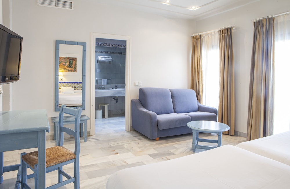 Superior Double Room (3 Adults) - Photo 6