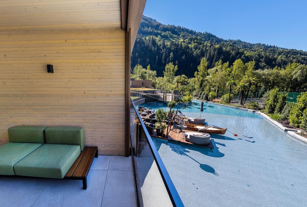 Comfort Suite, 1 King Bed, Mountain View, Poolside photo 3