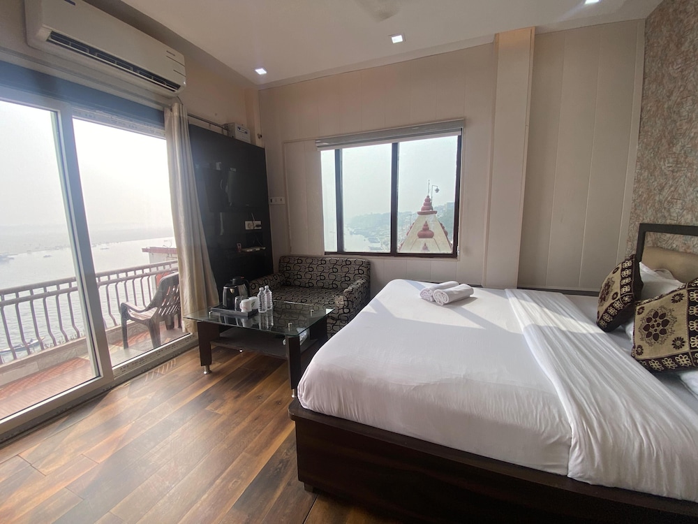 Superior Family Room River View With Balcony photo 3