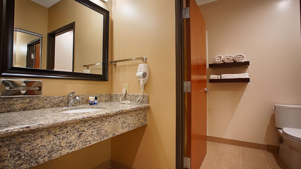 Suite, 1 King Bed, Non Smoking, Refrigerator & Microwave photo 2
