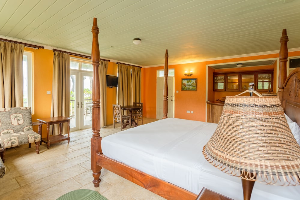 Honeymoon Suite, 1 King Bed, Ocean View photo 2