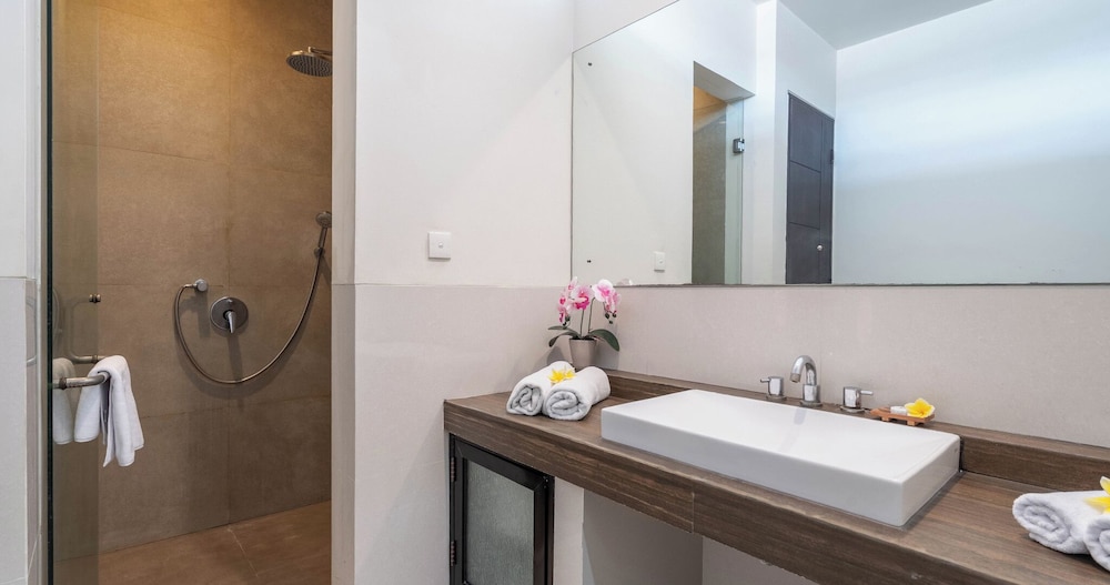 One Bedroom Suite with Pool Access - Photo 8