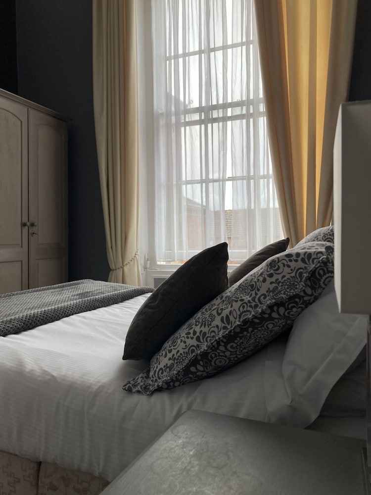 Double Room (Room 4,  Chesterfield, First Floor) photo 2