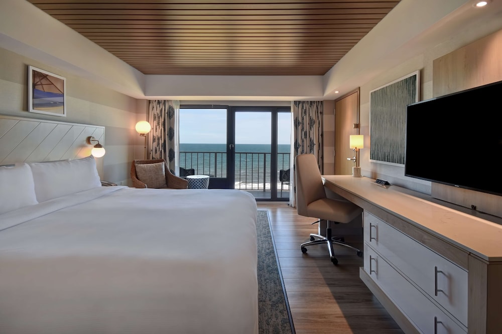 Room, 1 King Bed, Bathtub, Oceanfront - Photo 4