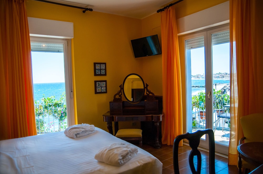 Deluxe Suite, Balcony, Sea Facing - Photo 1