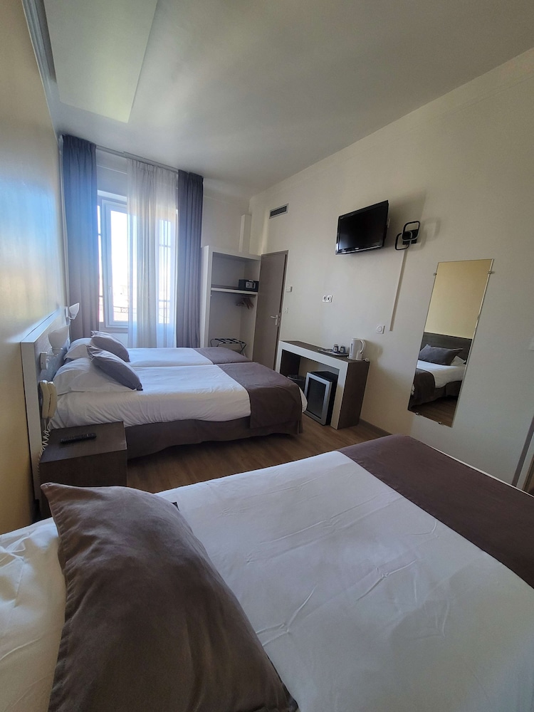 Standard Room, 3 Twin Beds - Photo 7