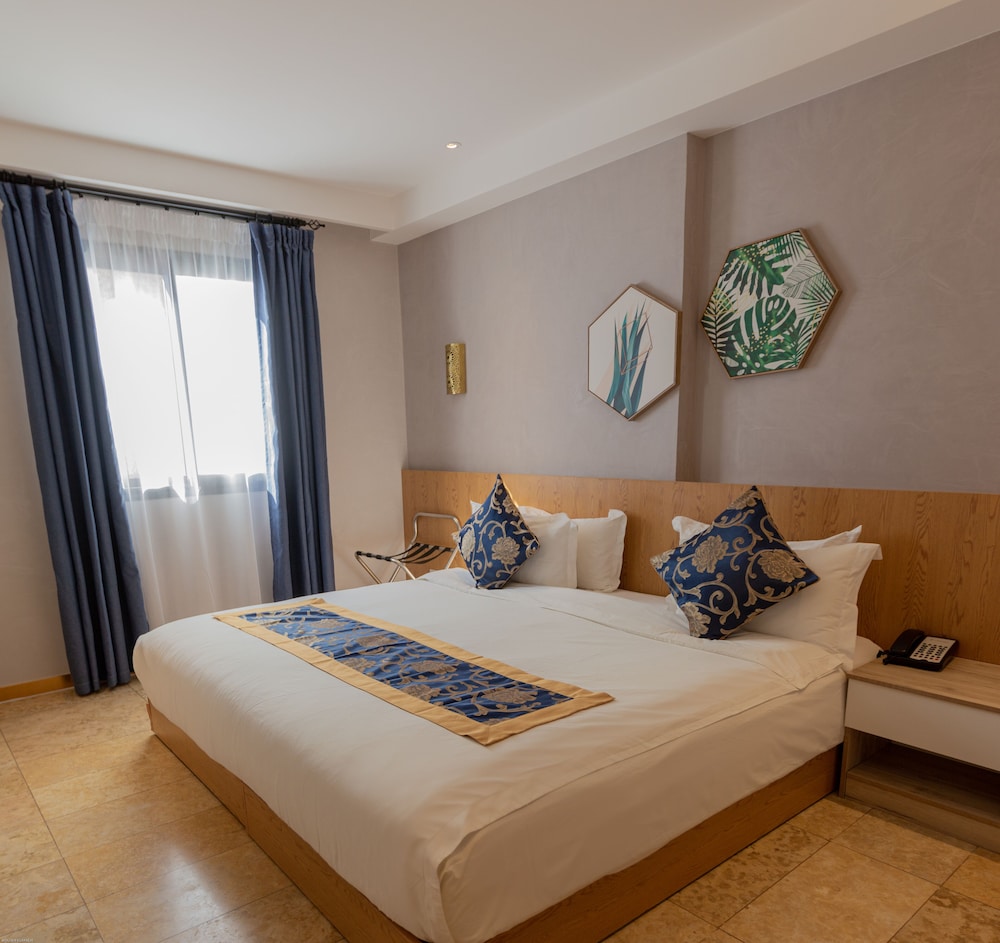 Deluxe King Room photo 2