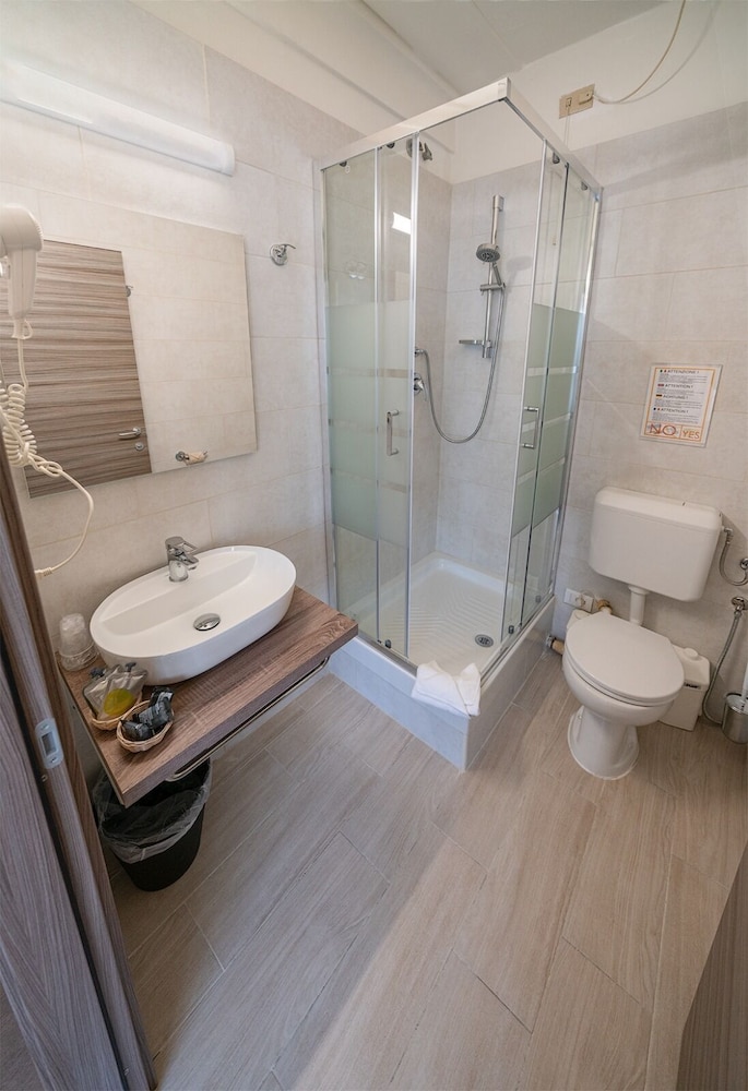 Premium Double or Twin Room - Photo 31