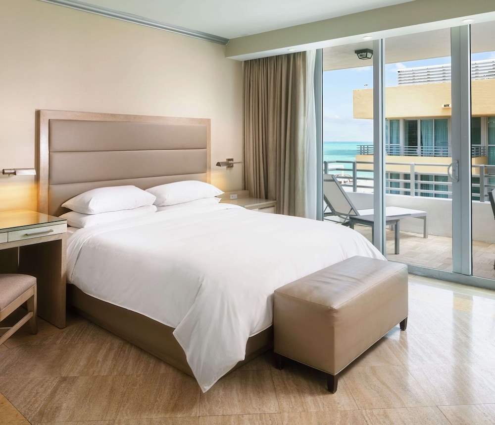 Studio, 1 King Bed, Partial Ocean View