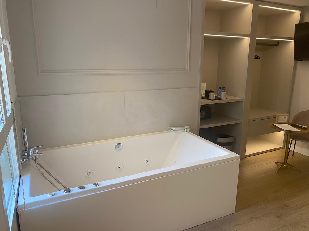 Deluxe Room with Jacuzzi - Photo 6