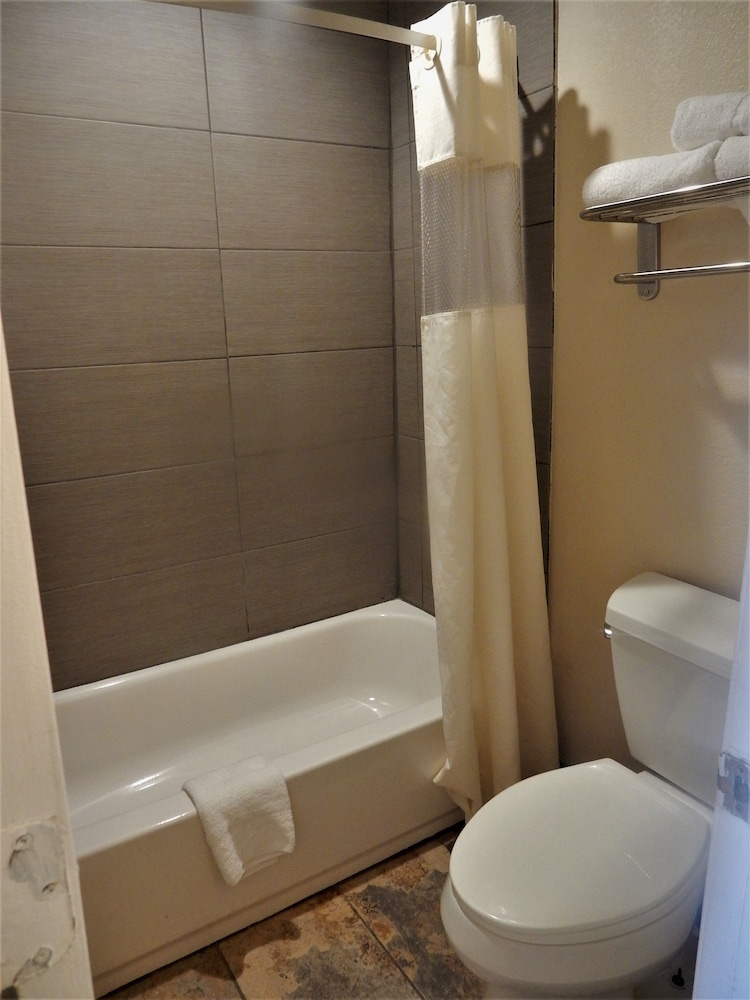 Standard Room, 1 King Bed - Photo 7