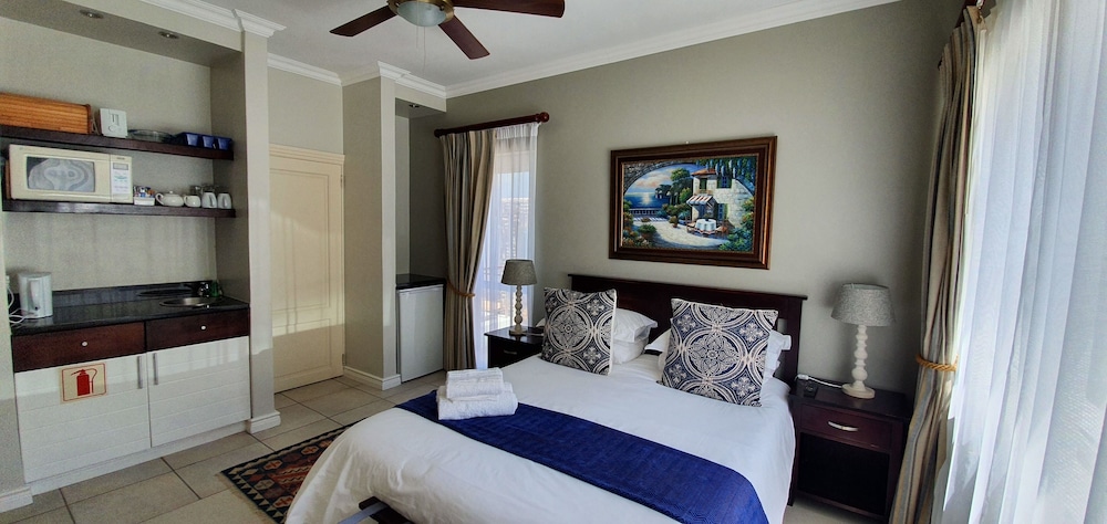 Economy Double Room, 1 Queen Bed, Kitchenette photo 3
