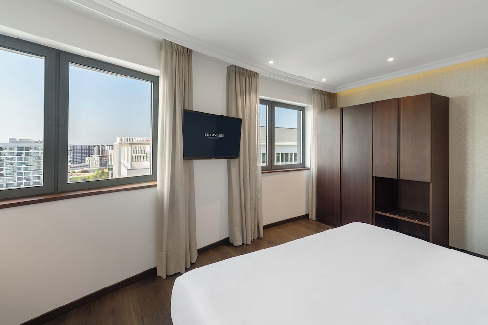 Deluxe Double Room Single Use, City View - Photo 13