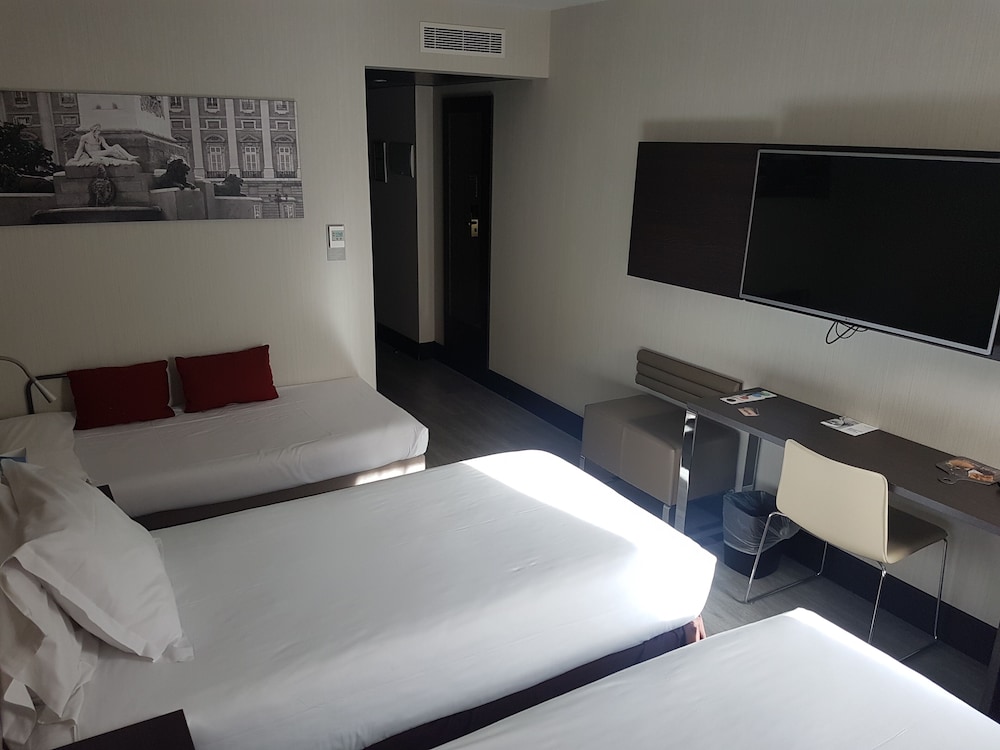 Standard Room with one Queen bed and two child beds