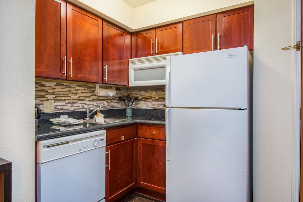 Studio Suite, 1 Queen Bed, Kitchen - Photo 2
