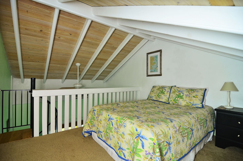 Bed & Sleeping Area