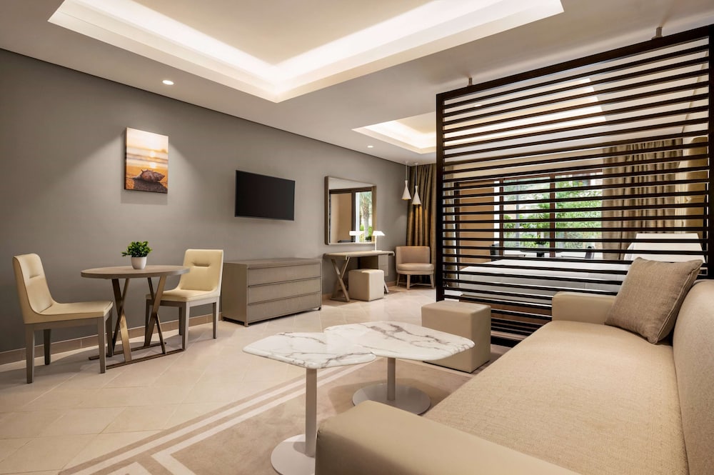 Deluxe Studio Suite, 1 King Bed (Private Beach Access, Skyline View)