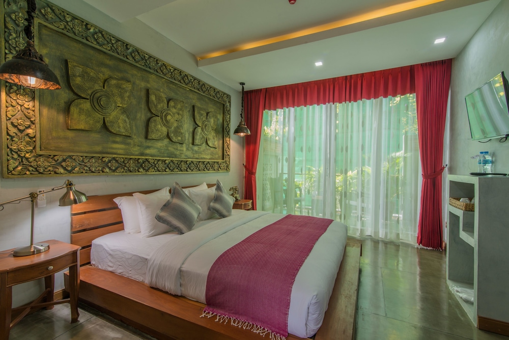 Deluxe King Suite with Private Balcony - Free Pick-up photo 1