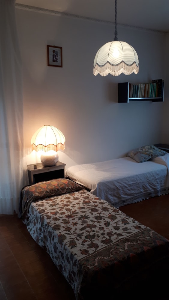 Twin Room, 2 Twin Beds, Shared Bathroom photo 1