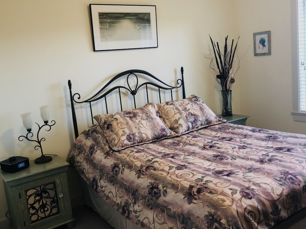 Comfort Suite, 1 Queen Bed, Mountain View, Garden Area photo 2