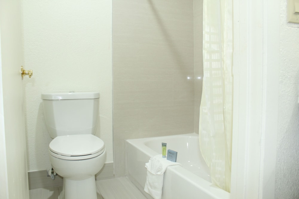 Standard Room, 1 King Bed, Non Smoking - Photo 7